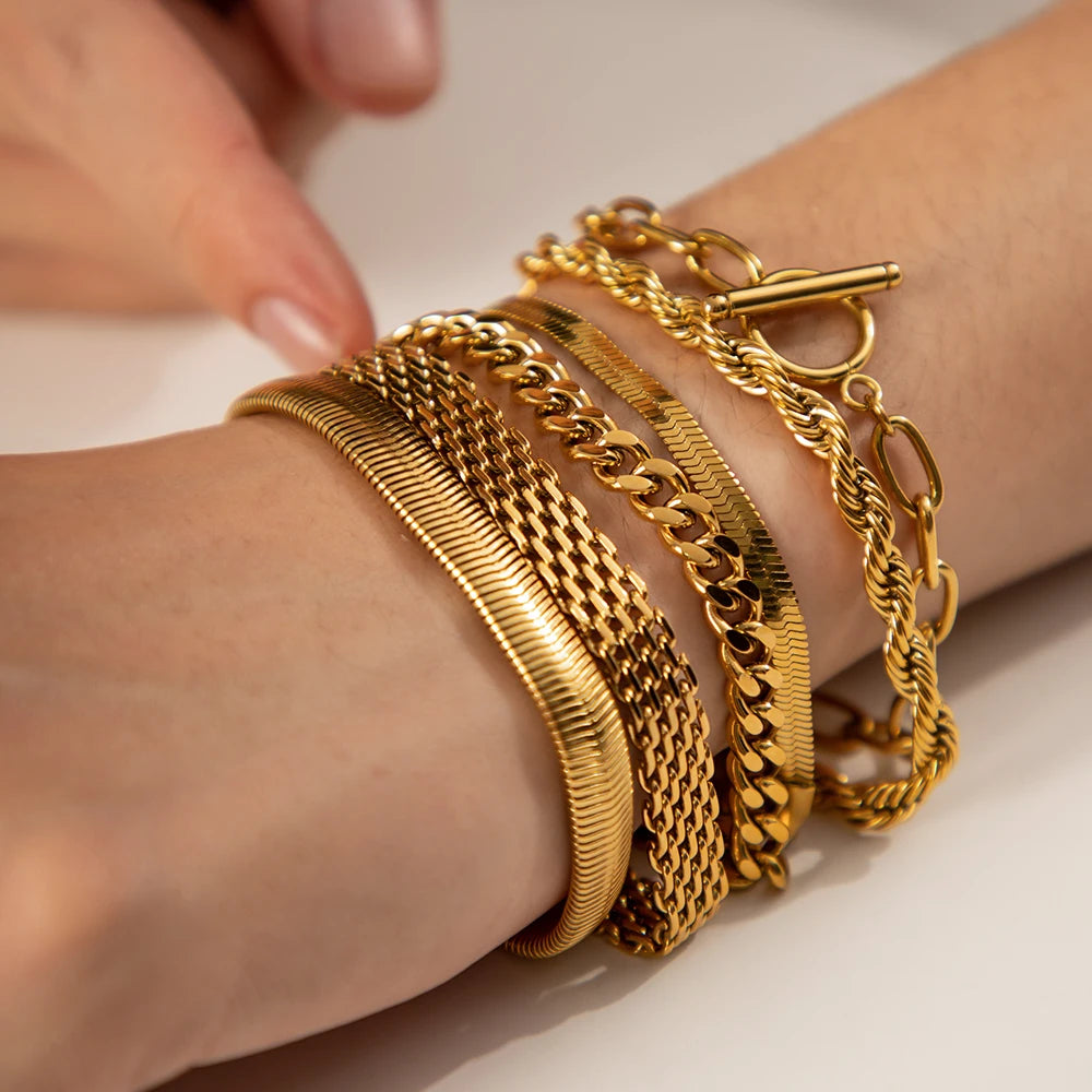 Gold Link Bracelet Deirdre with T-Bar Clasp