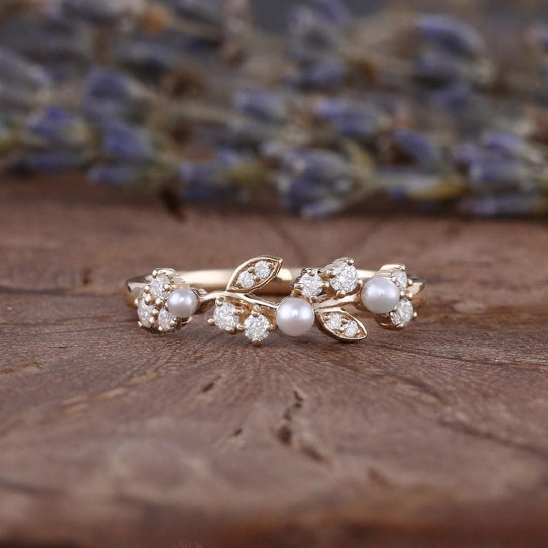 Silver Ring Íde with Pearls &amp; Vine Motif