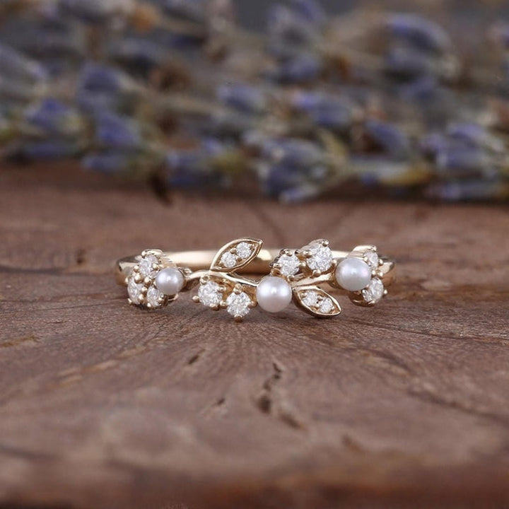 Silver Ring Íde with Pearls &amp; Vine Motif
