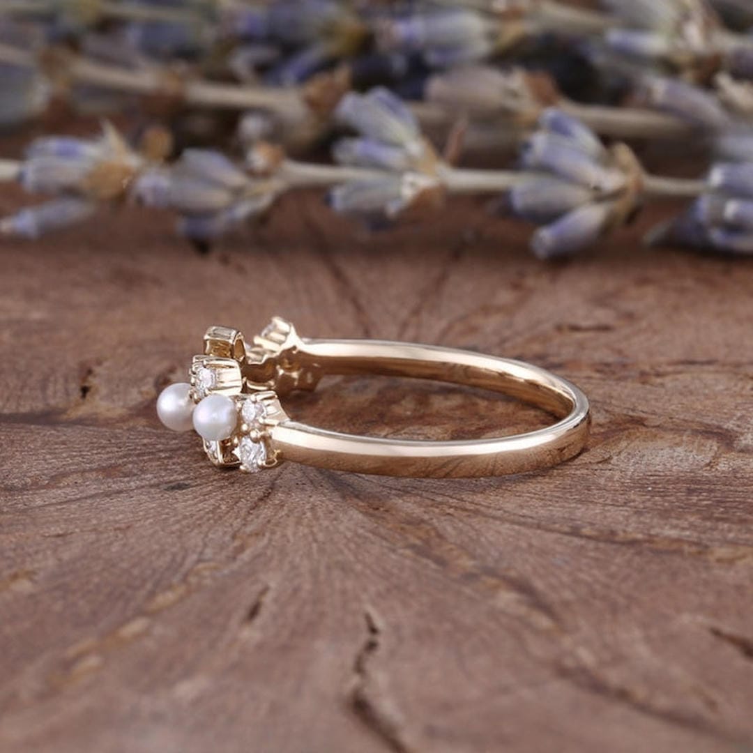 Silver Ring Íde with Pearls &amp; Vine Motif