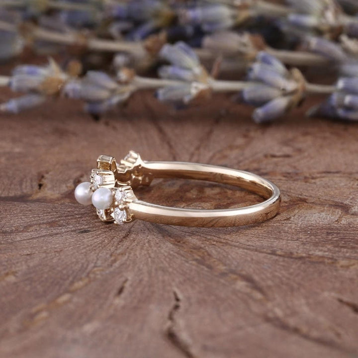 Silver Ring Íde with Pearls &amp; Vine Motif