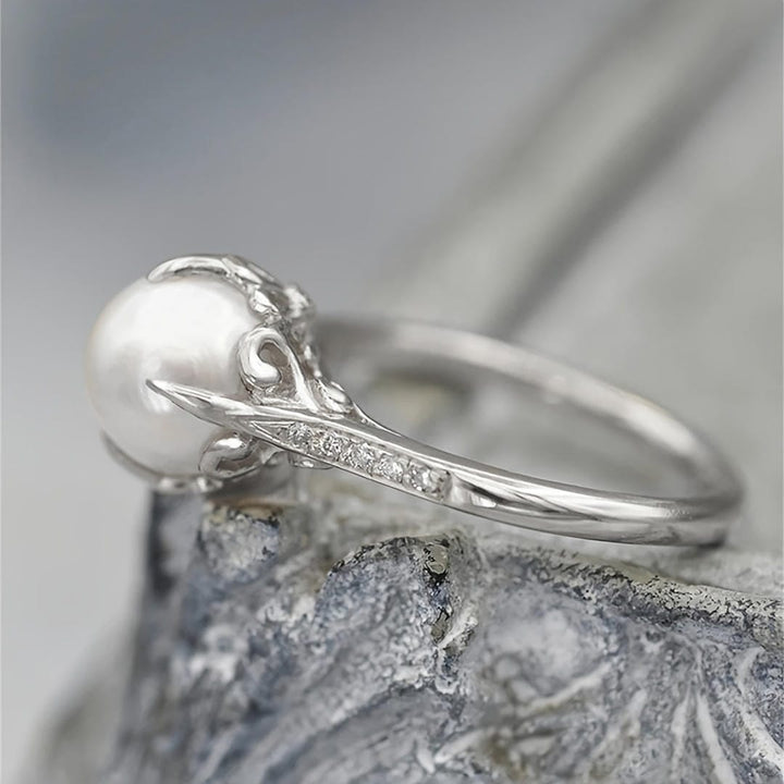 Silver Ring Íde with Freshwater Pearl
