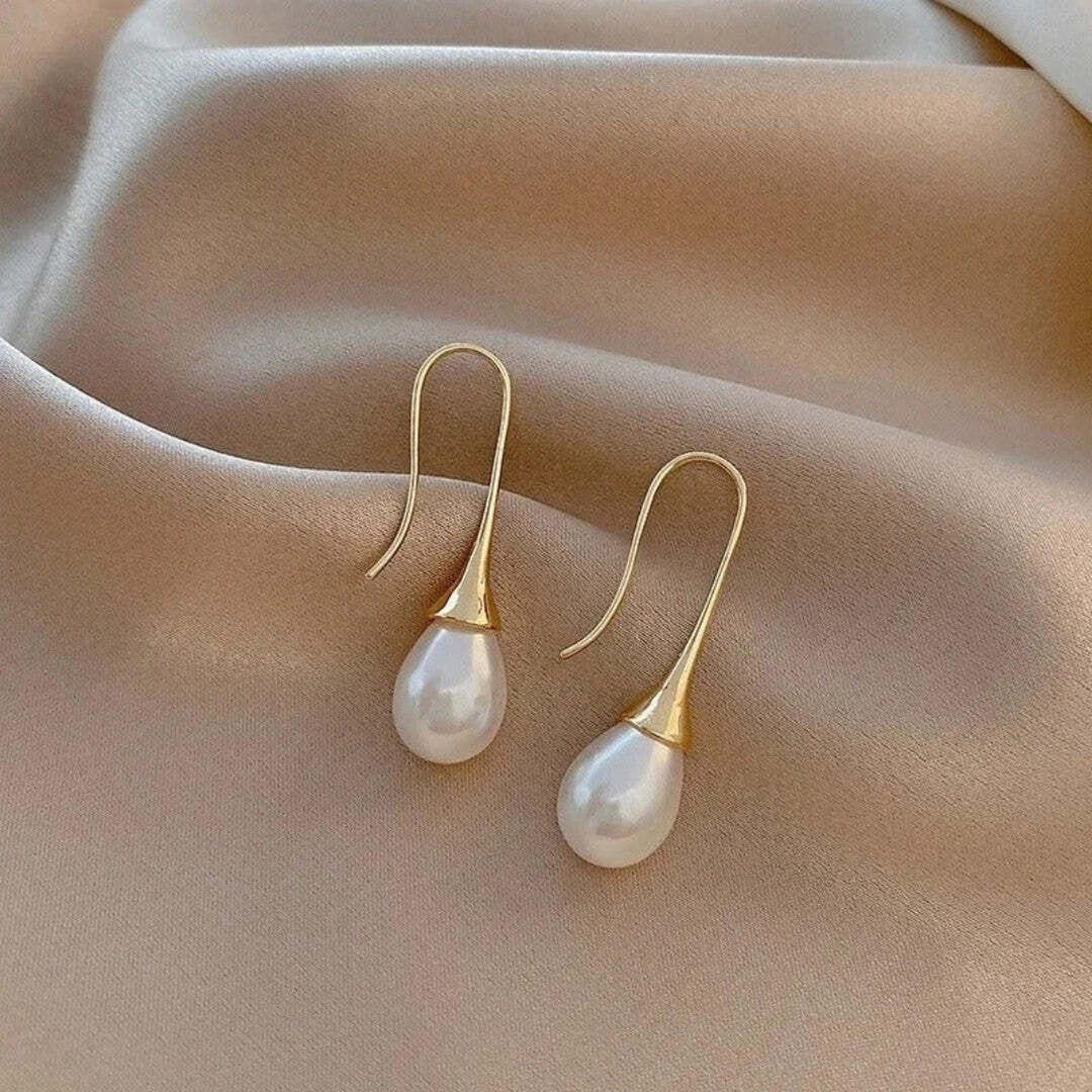 Gold Drop Earrings Gobnait with Pearl