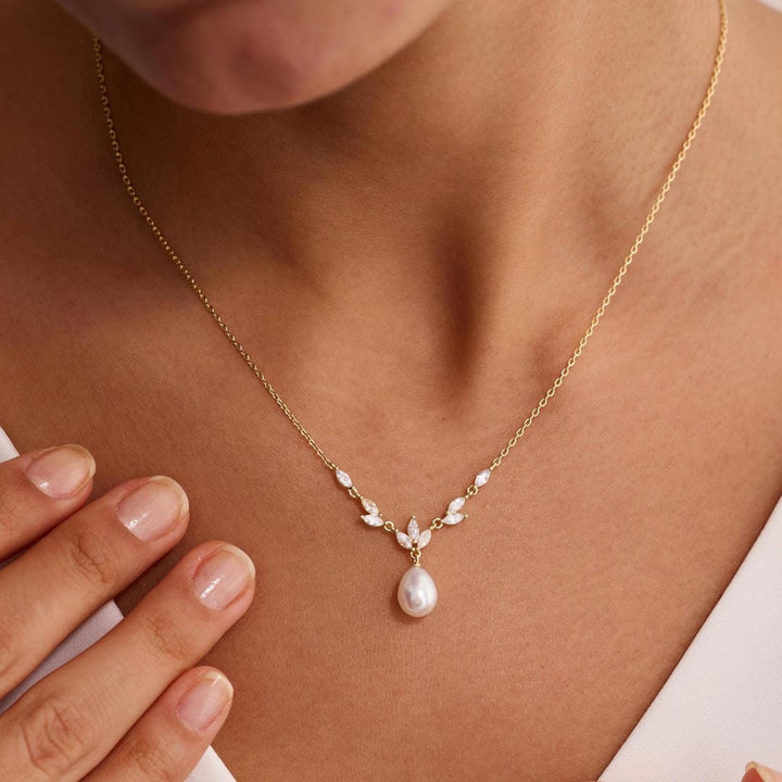 Gold Necklace Síle with Pearl Drop and Zirconia