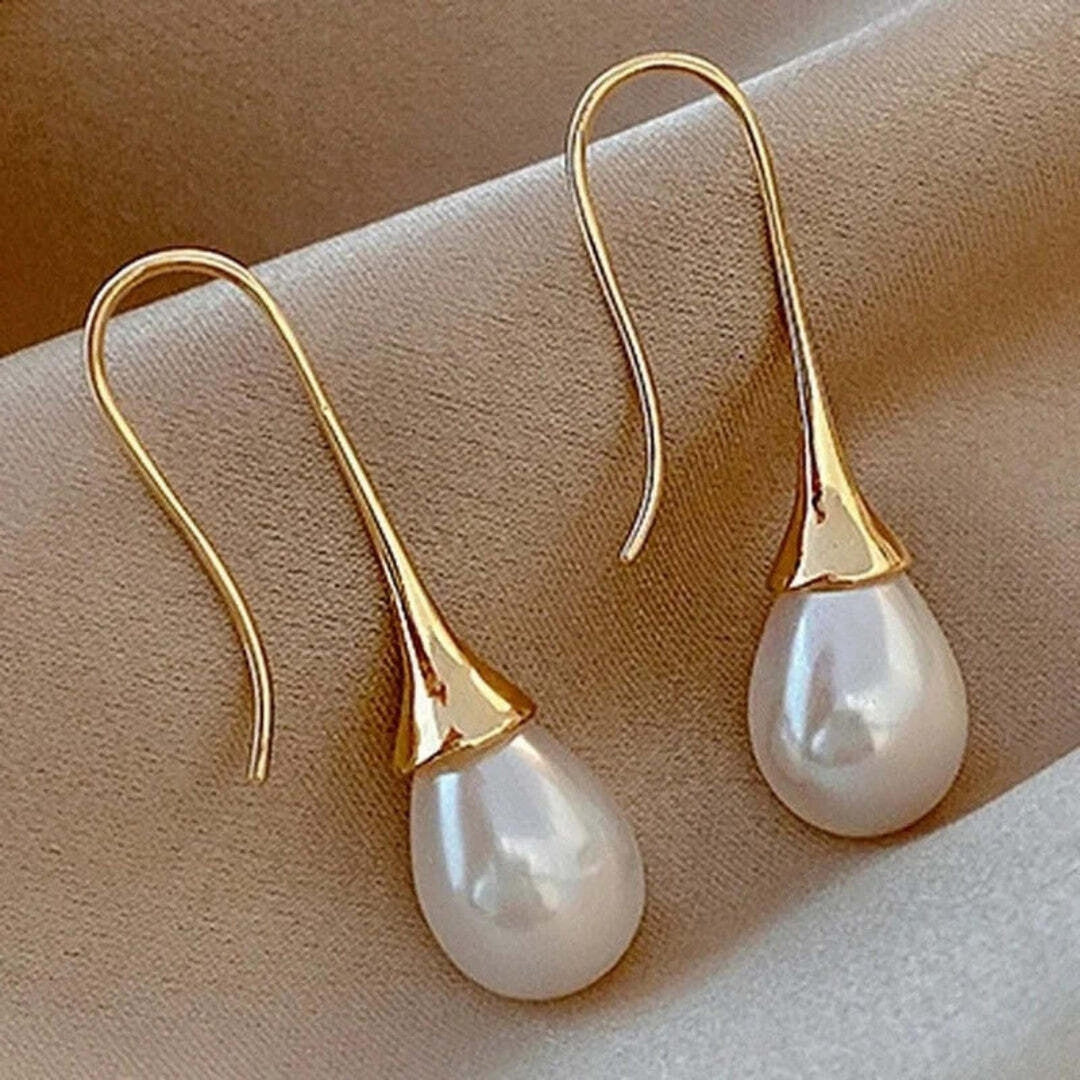 Gold Drop Earrings Gobnait with Pearl