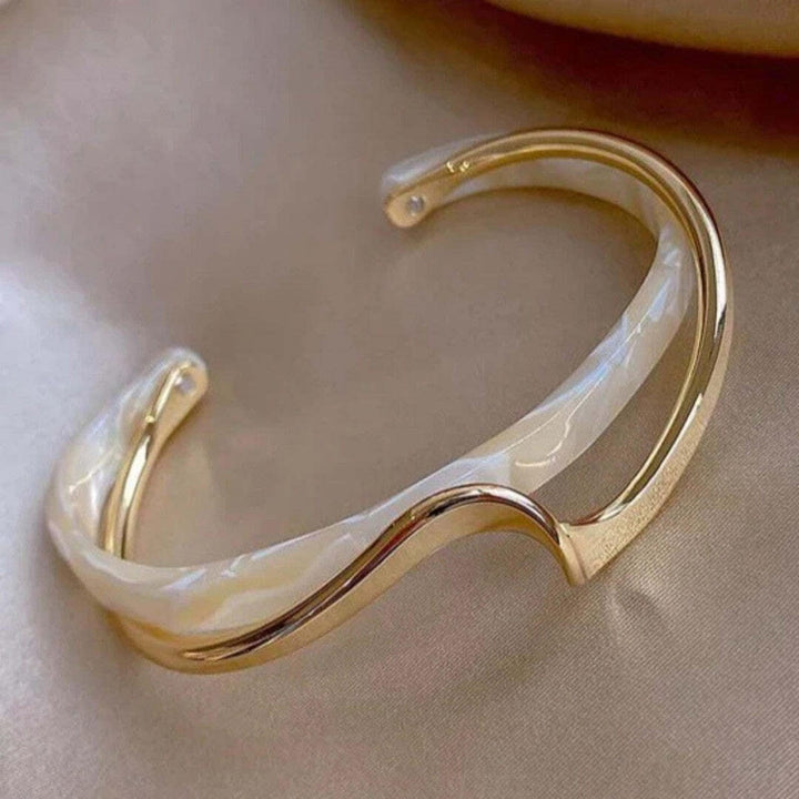 Gold-Plated Cuff Bracelet Caitlín with Opal