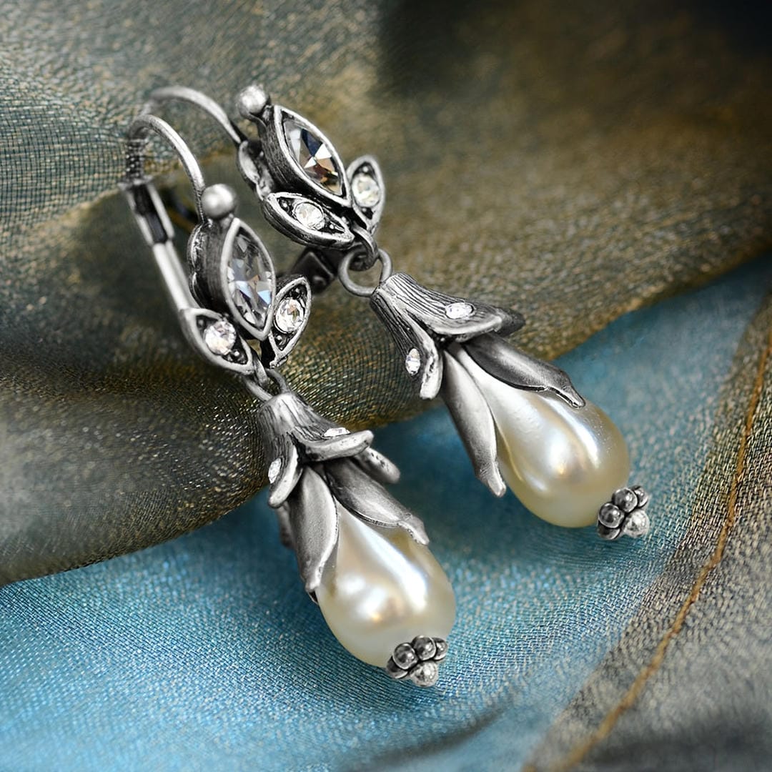 Silver Drop Earrings Neasa with Lily and Pearl