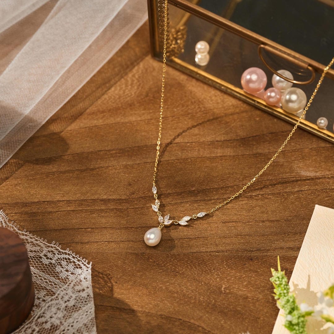 Gold Necklace Síle with Pearl Drop and Zirconia