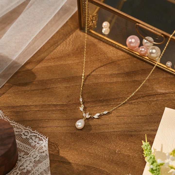 Gold Necklace Síle with Pearl Drop and Zirconia