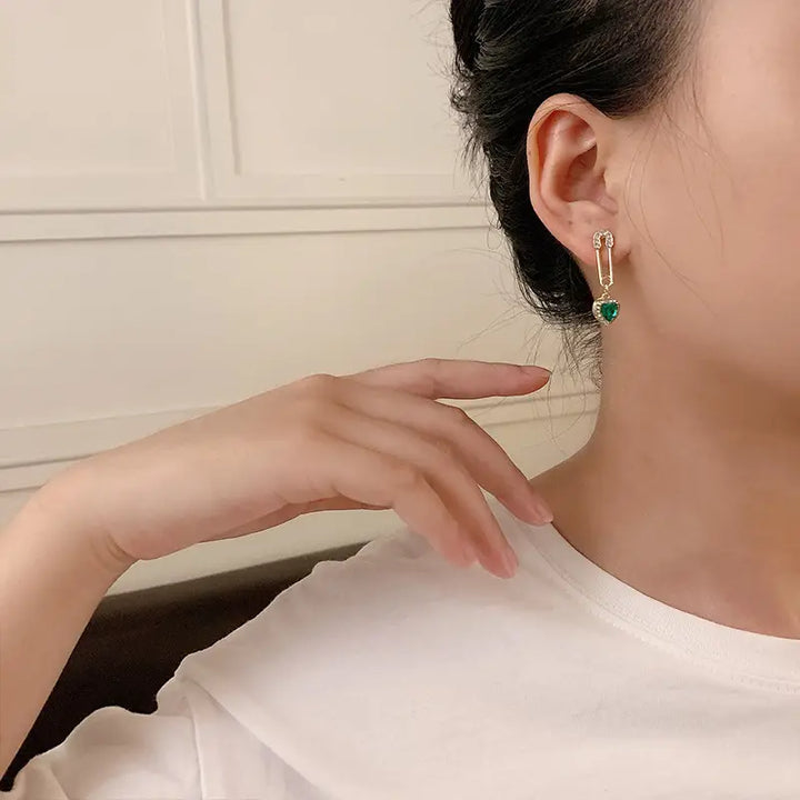 Gold Drop Earrings Éabha with Emerald Heart