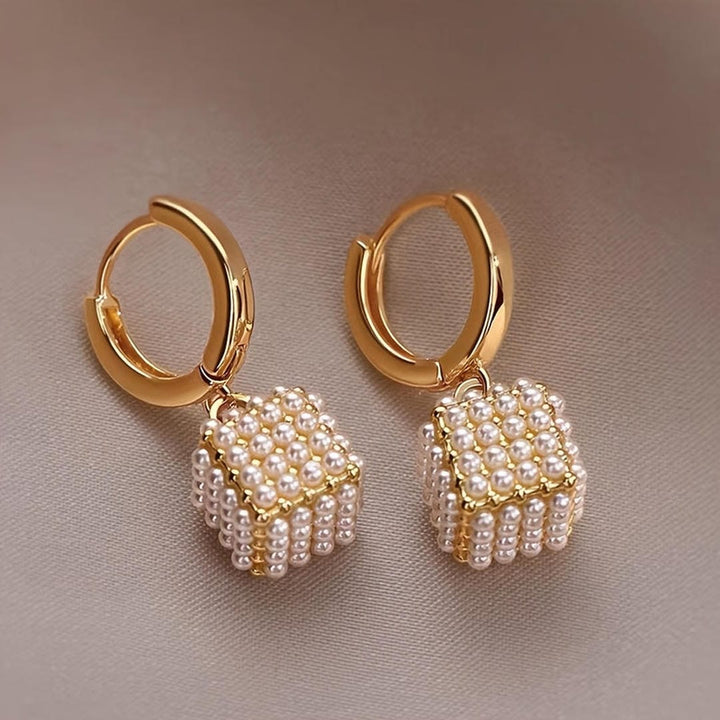 Gold Hoop Earrings Bríd with Pearl Cube