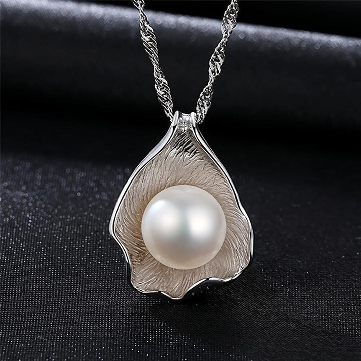 Silver Necklace Dingle with Shell and Pearl