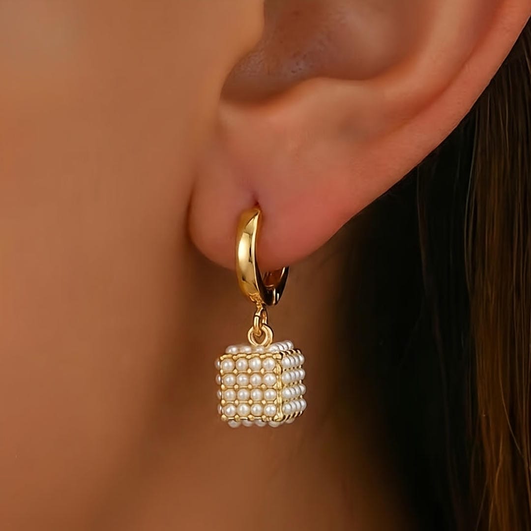 Gold Hoop Earrings Bríd with Pearl Cube