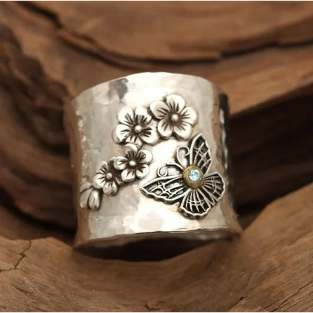 Silver Ring Íde with Butterfly Motif