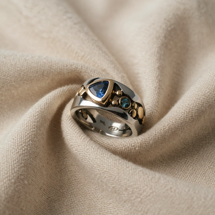 Silver &amp; Gold Ring Béibhinn with Blue Trillion Stone
