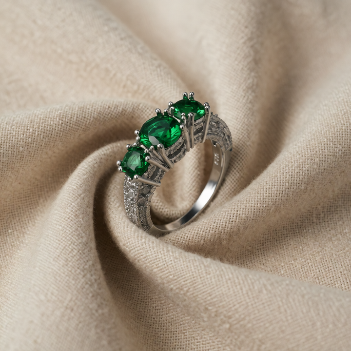 Silver Ring Íde with Emerald