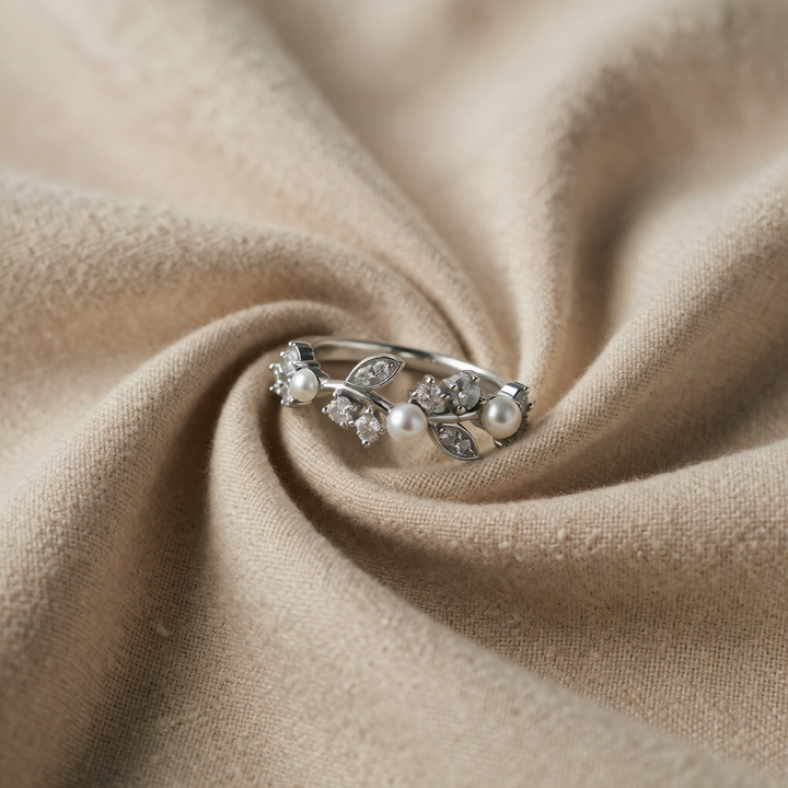 Silver Ring Íde with Pearls &amp; Vine Motif