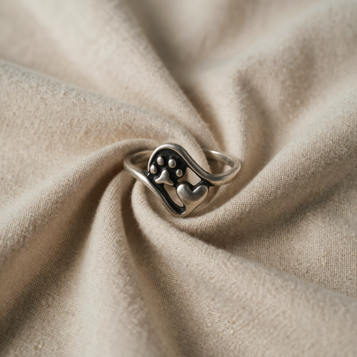 Silver Ring Dáiríne with Paw Print &amp; Heart Motif