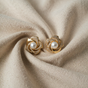 Gold Stud Earrings Deirbhile with Pearl Flower