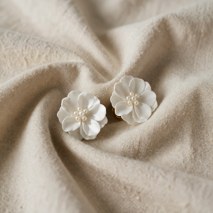 Gold Stud Earrings Sinéad with White Flower and Pearls