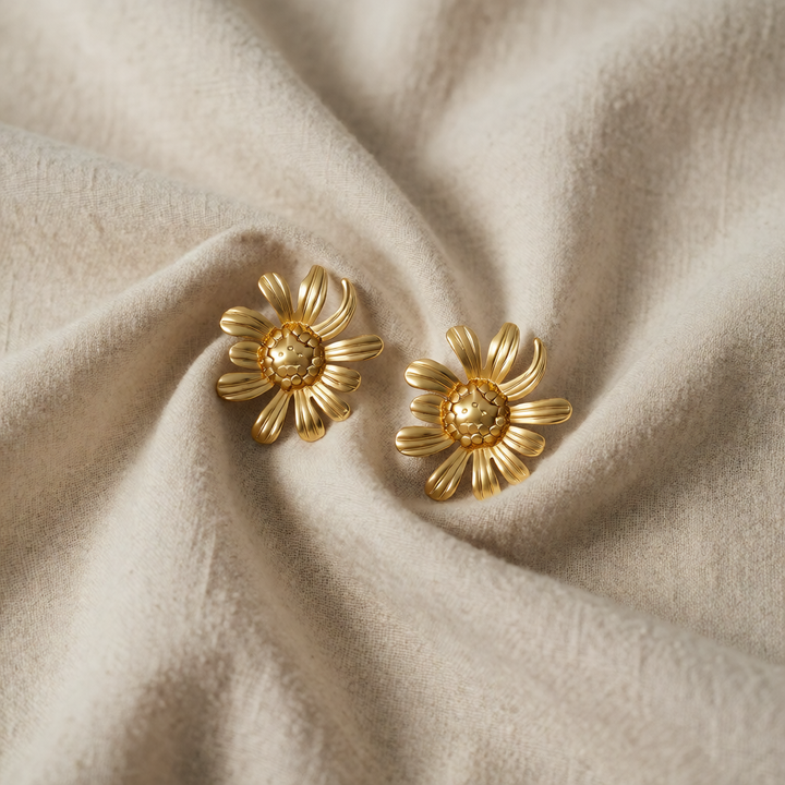 Gold Stud Earrings Íde with Flower