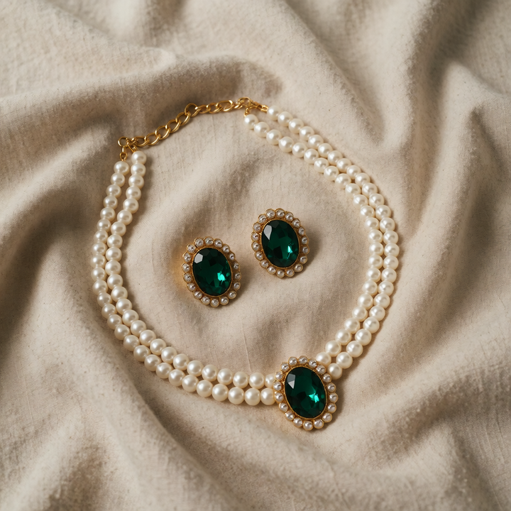 Gold Pearl Necklace Muirne with Emerald