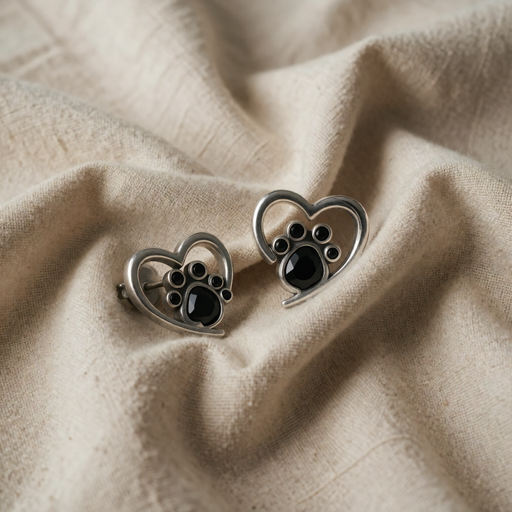 Silver Stud Earrings Ailbhe with Heart and Paw Motif