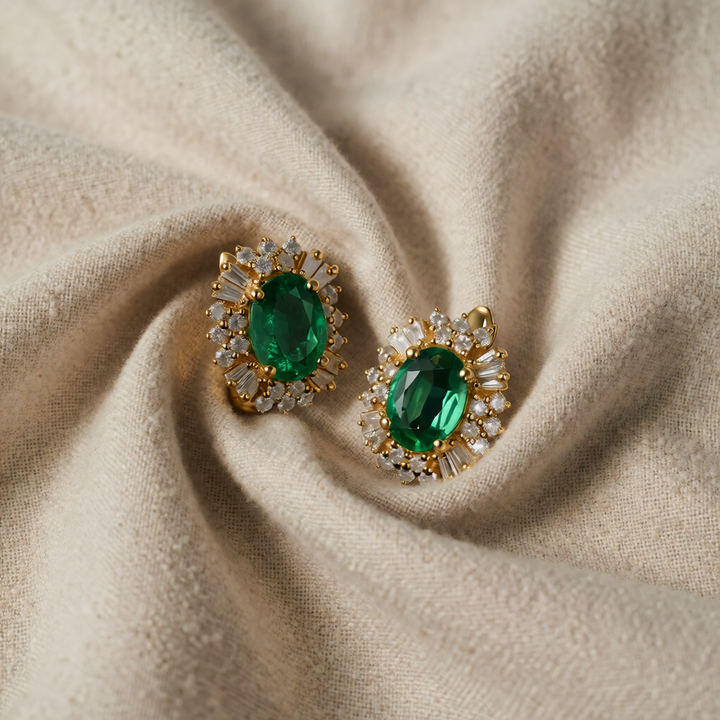 Gold Stud Earrings Órla with Emerald