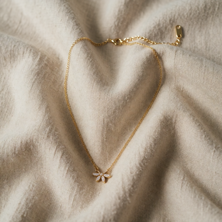 Gold Necklace Treasa with Zirconia Flower