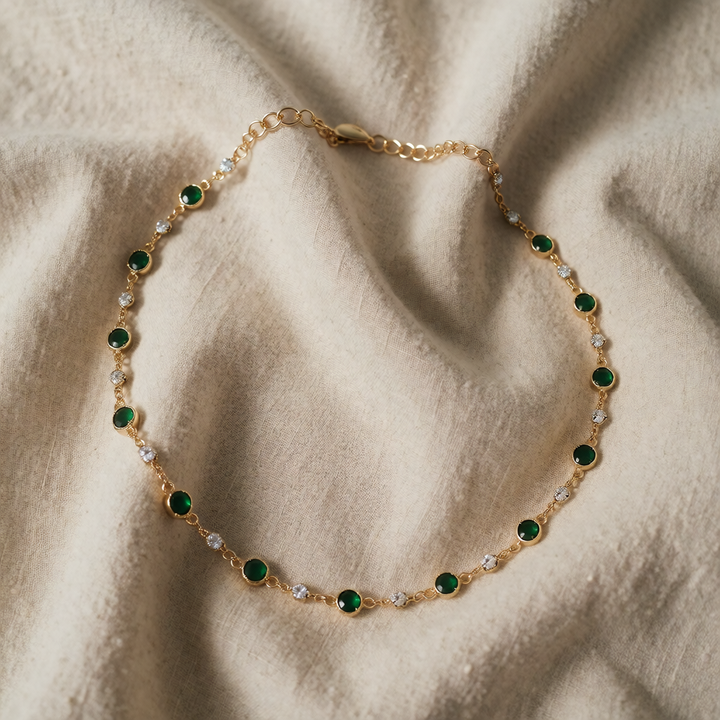 Gold Necklace Áine with Emerald
