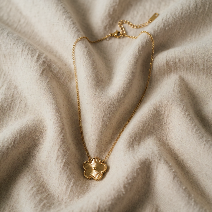 Gold Necklace Áine with Clover Motif