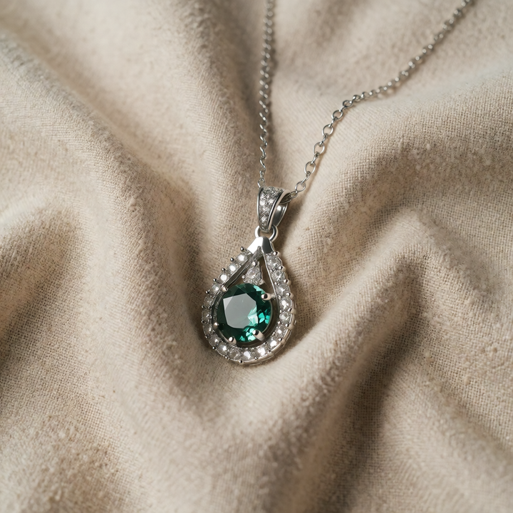 Silver Necklace Clíona with Emerald