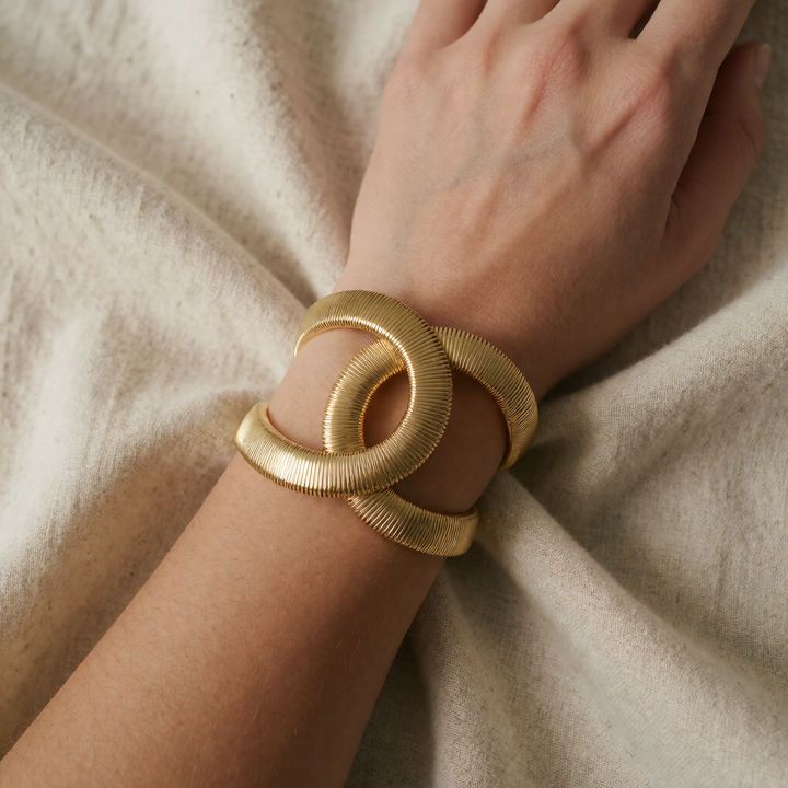 Gold Interlocking Bangle Clíodhna