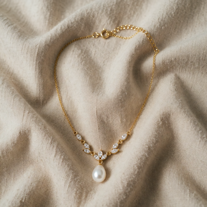 Gold Necklace Síle with Pearl Drop and Zirconia