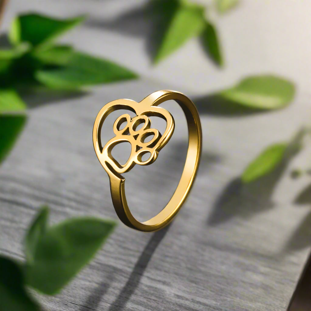 Gold Ring Áine with Paw &amp; Heart Motif