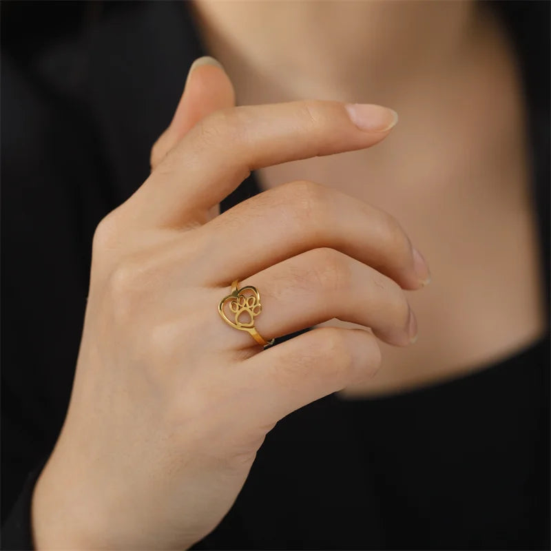 Gold Ring Áine with Paw &amp; Heart Motif