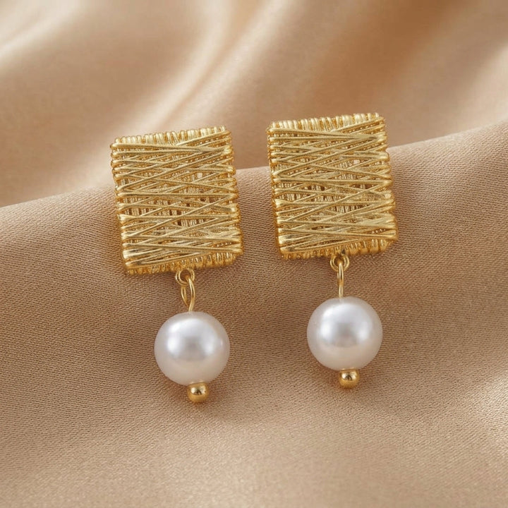 Gold Drop Earrings Riona with Woven Square and Pearl