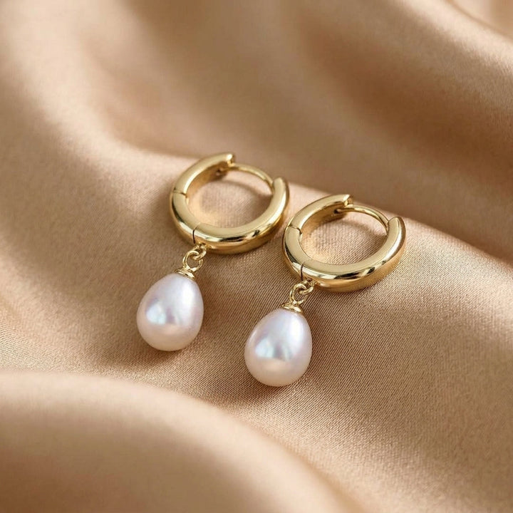 Gold Huggie Earrings Dáiríne with Pearl