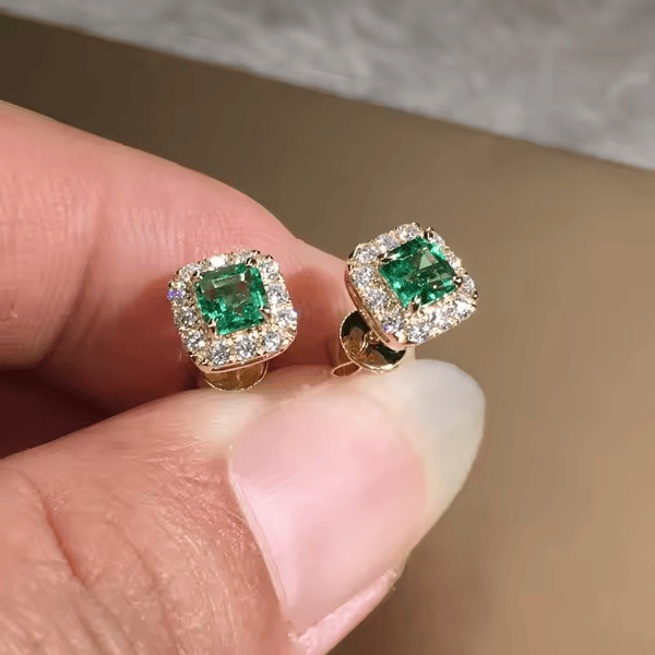 Gold Stud Earrings Saoirse with Emerald
