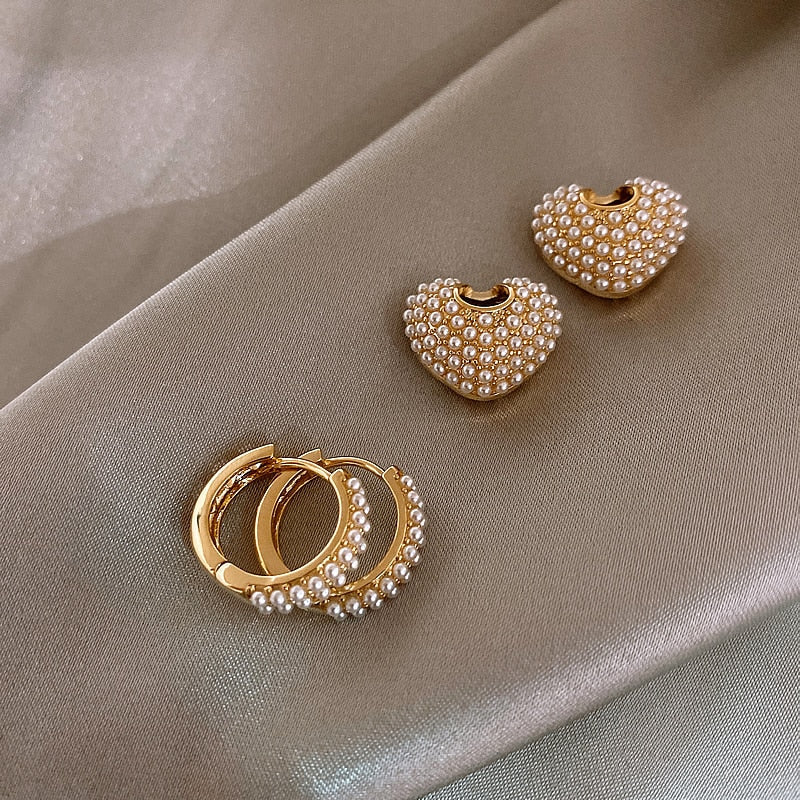 Gold Huggie Earrings Ailbhe with Pearl Heart