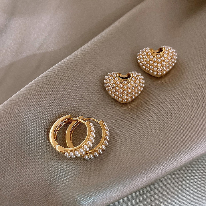 Gold Huggie Earrings Ailbhe with Pearl Heart