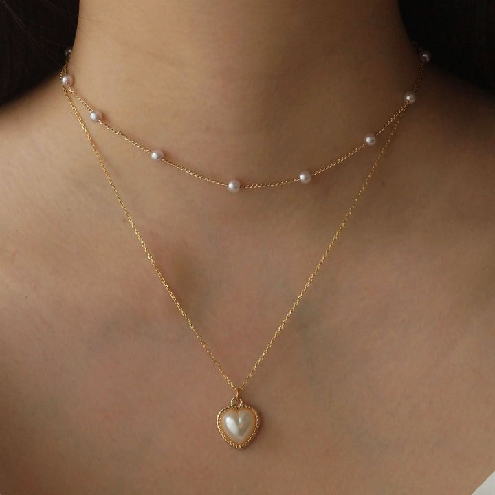 Gold Necklace Órla with Mother-of-Pearl Heart