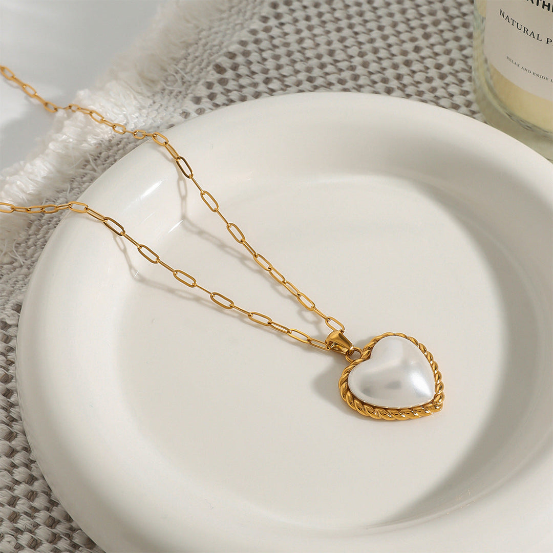 Gold Necklace Órla with Mother-of-Pearl Heart