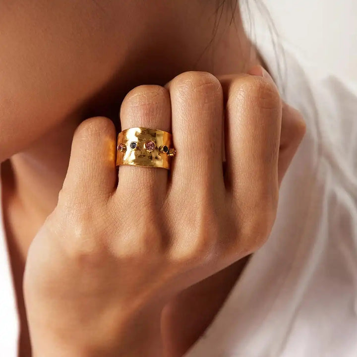 Gold Ring Eabha with Emerald