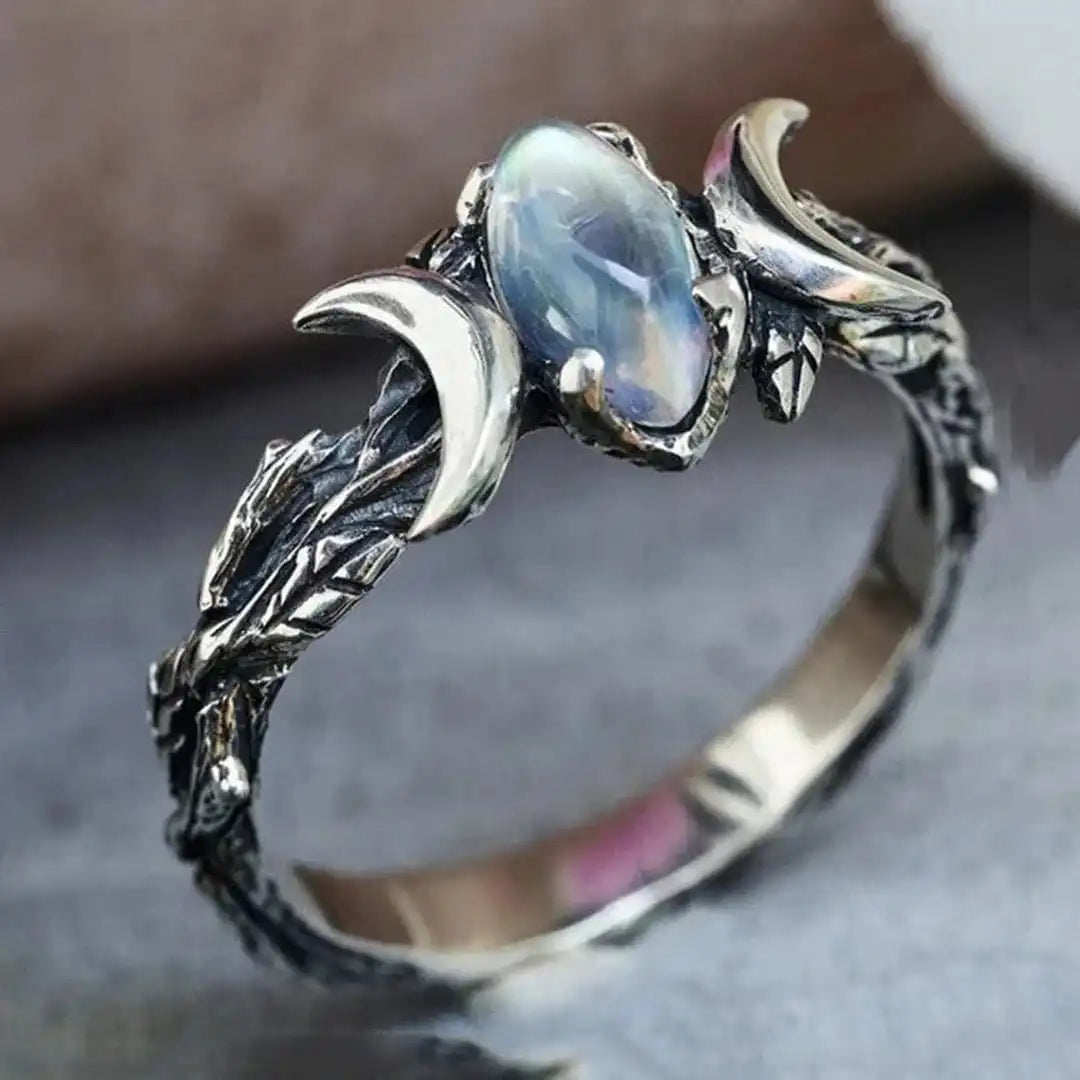 Silver Ring Niamh with Moonstone &amp; Crescent Moon