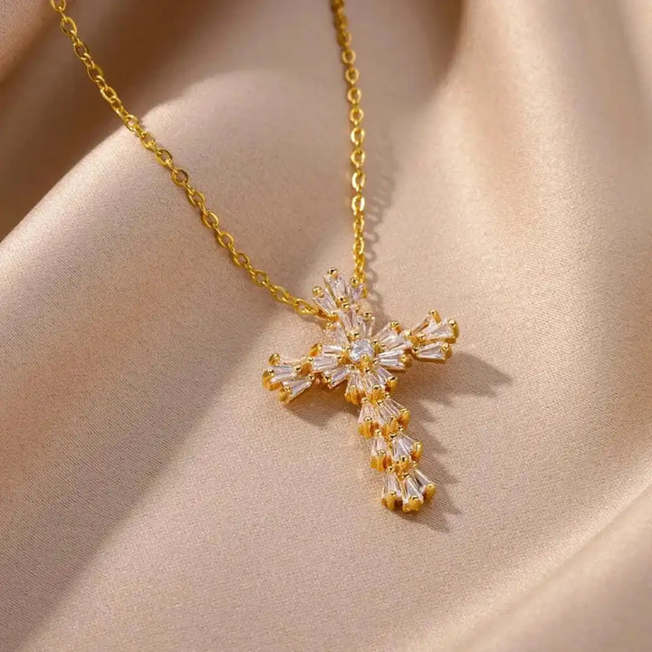 Gold Necklace Órla with Zirconia Cross