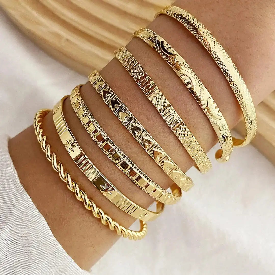 Gold Bangle Set Órlaith with Engraved Motifs