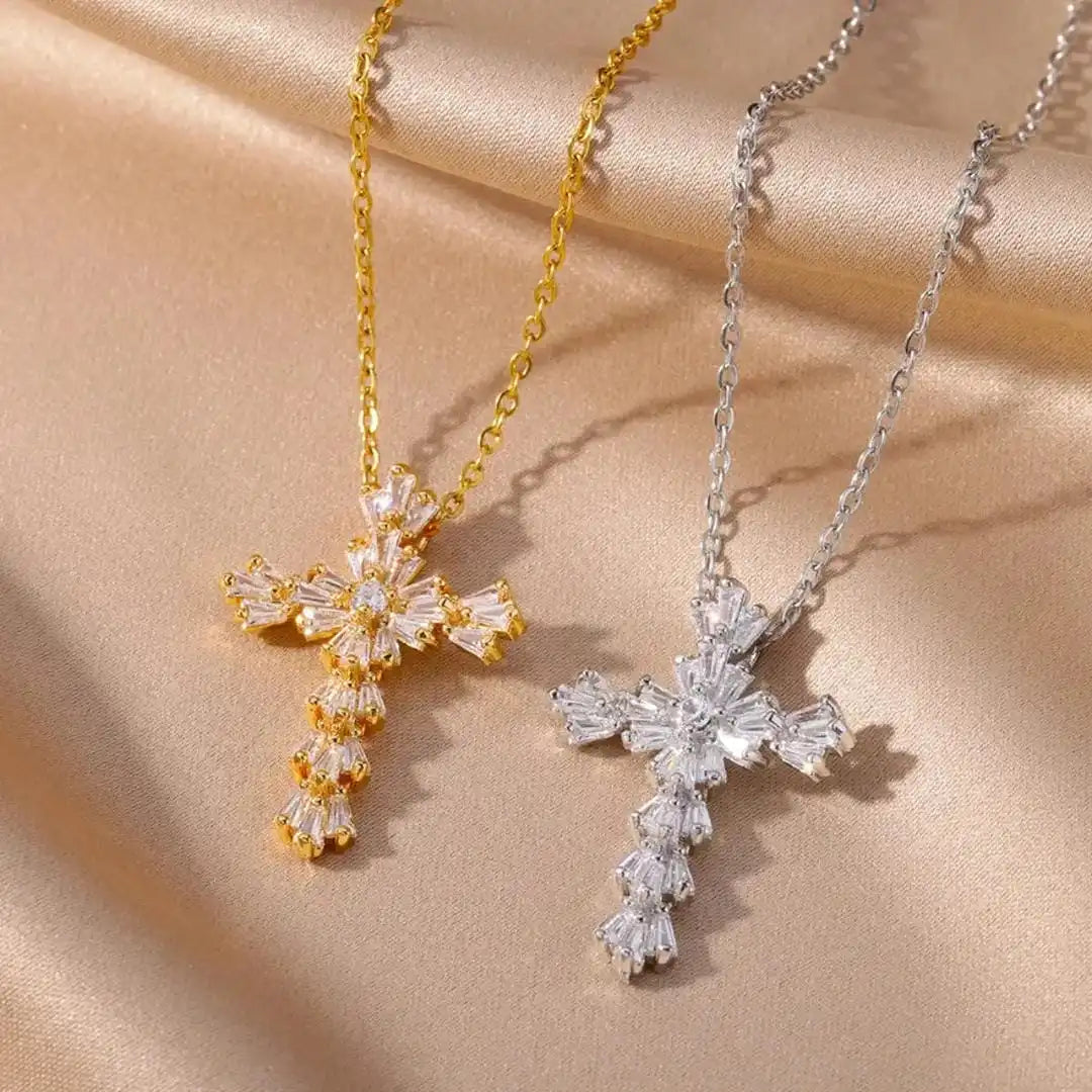 Gold Necklace Órla with Zirconia Cross