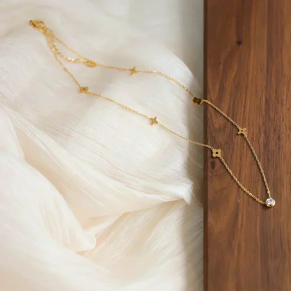 Gold Necklace Emer with Flowers and Zirconia