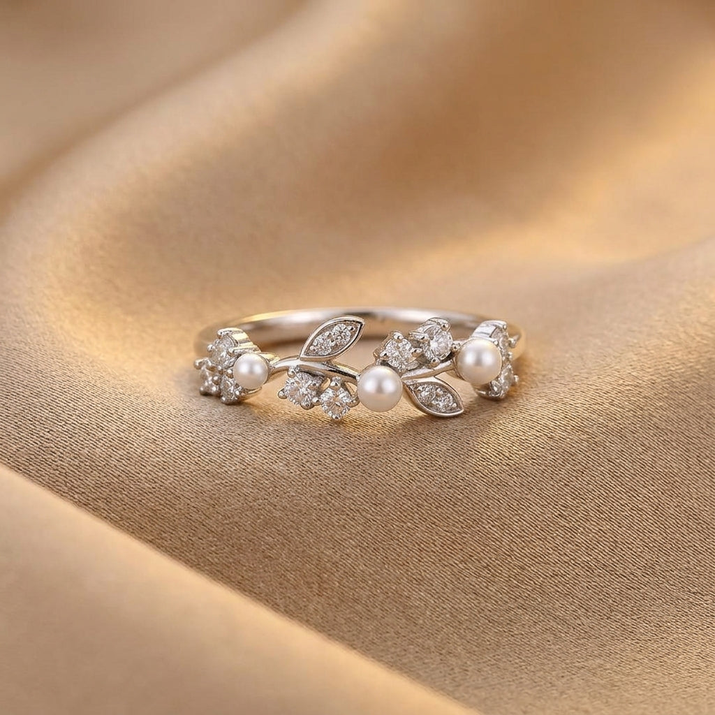 Silver Ring Íde with Pearls &amp; Vine Motif